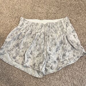 Lululemon Athletica Women's Gray Patterned Athletic Shorts